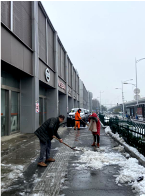 蘇創(chuàng )公司組織掃雪突擊隊,確保通行順暢 蘇創(chuàng )公司組織掃雪突擊隊,確保通行順暢